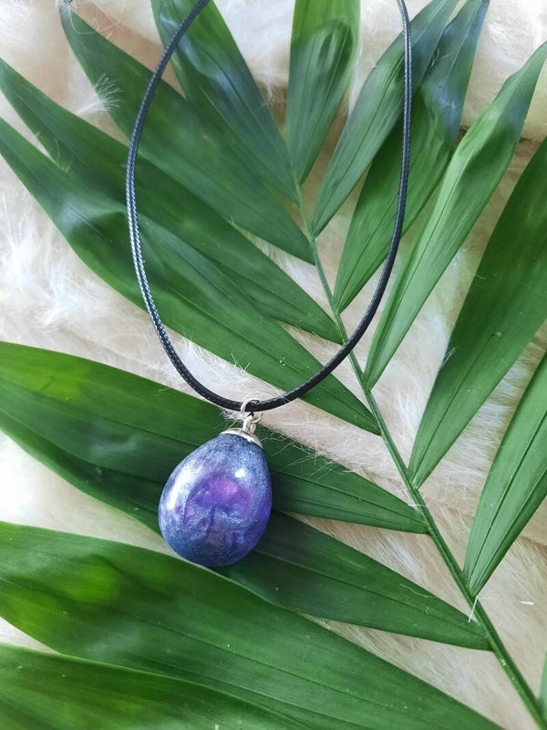 Collier avec pendentif violet