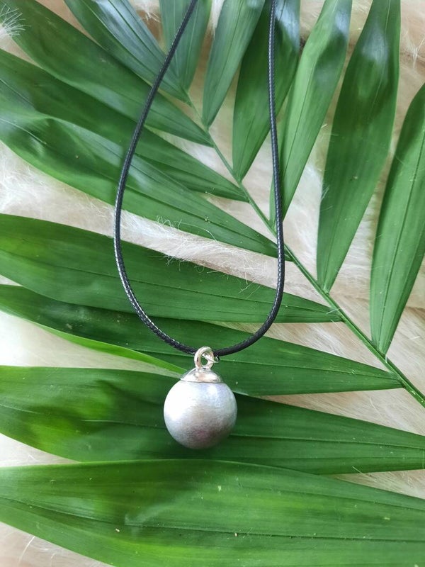 Collier avec pendentif boule blanc / argenté