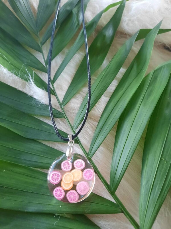 Collier avec pendentif rond transparent avec décos intégrées