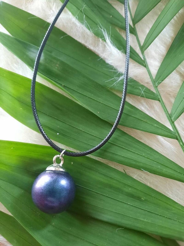 Collier avec pendentif boule violet avec effet caméléon