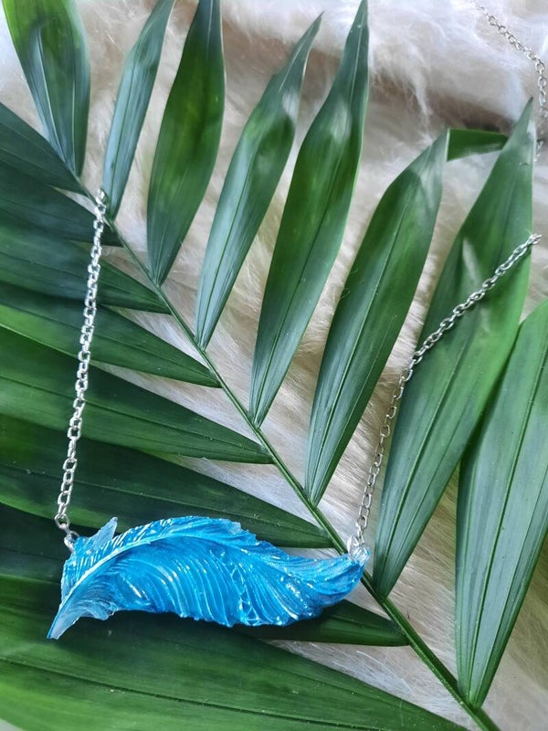 Collier plume bleu