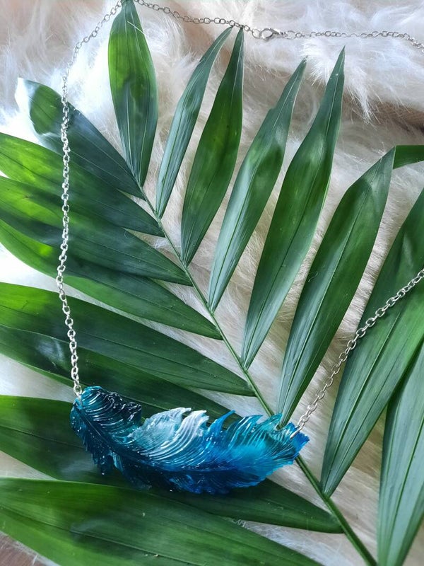 Collier plume bleu / vert / blanc