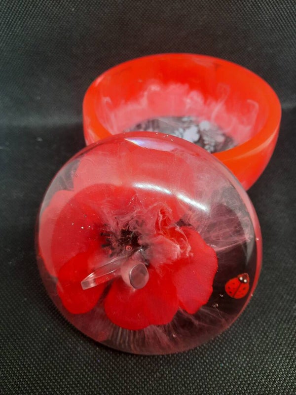 boite pomme rouge fleurs/coccinelle