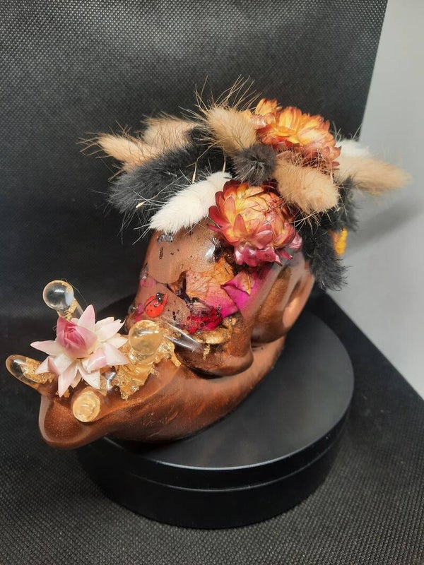 escargot marron/ doré avec fleurs séchées