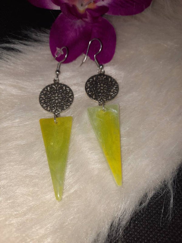 boucles d'oreilles jaune avec breloque argentée