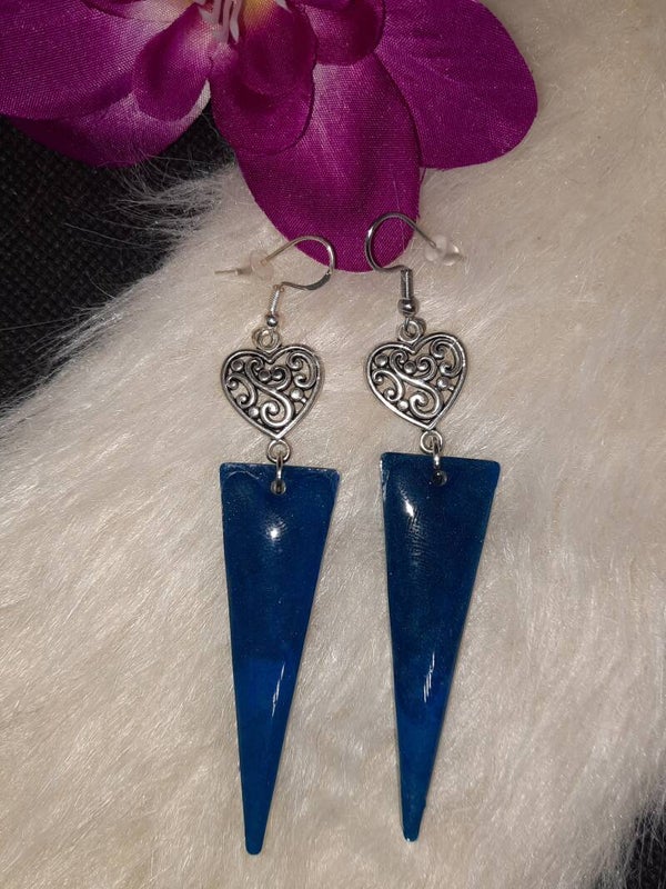 boucles d'oreilles triangle bleu avec breloque coeur