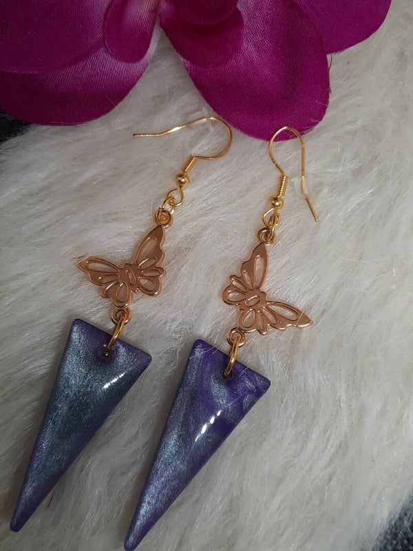 boucles d'oreilles triangle violet et argent avec breloque papillon