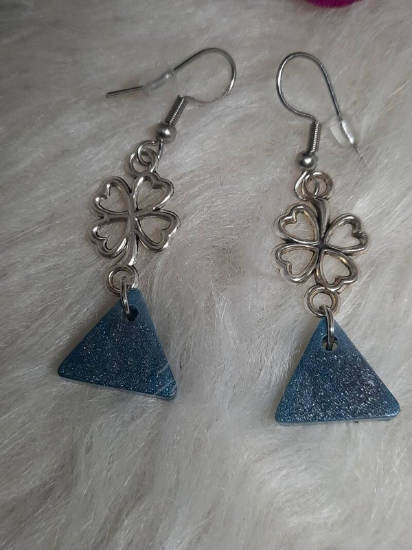 boucles d'oreilles petit triangle bleu + trèfle argenté