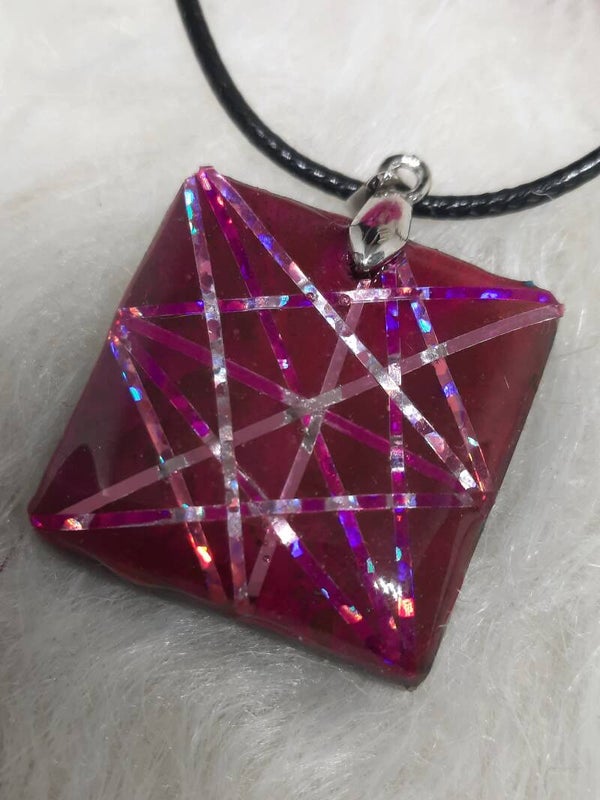 collier pendentif carré rose fushia