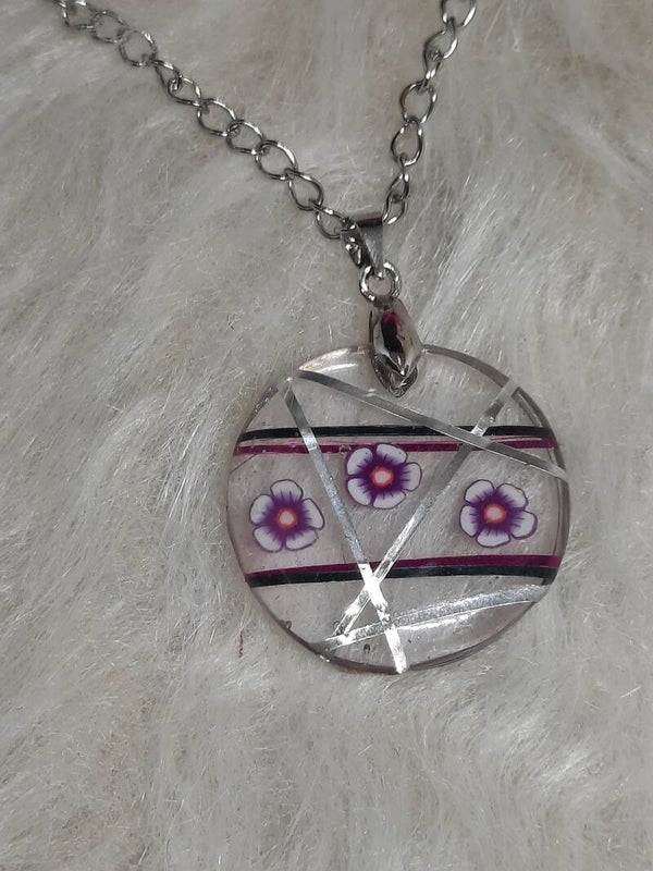 collier avec pendentif rond à fleurs