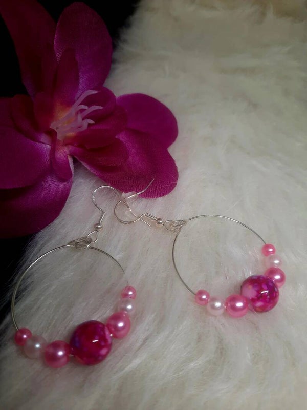 boucles d'oreilles créoles perles roses