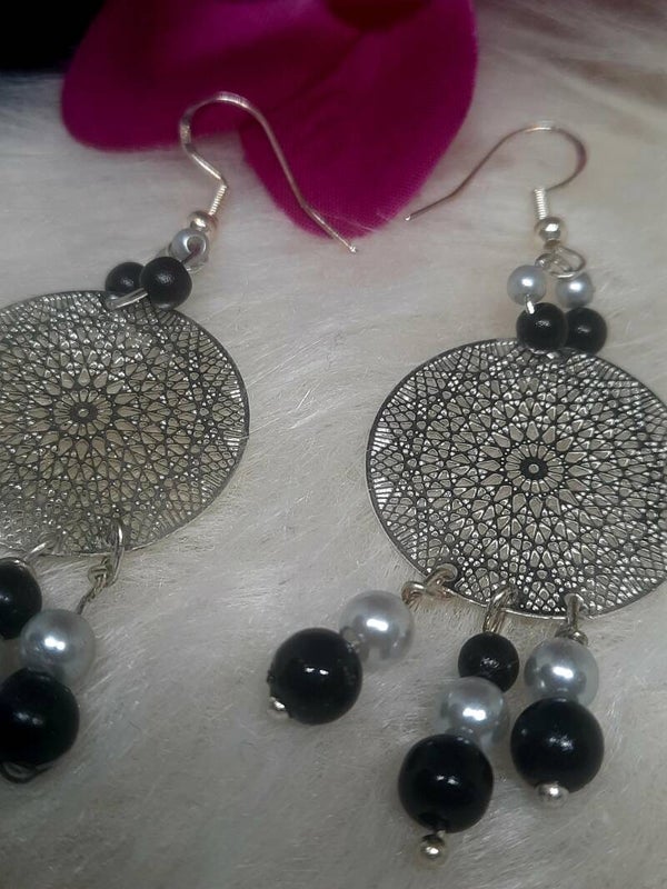 boucles d'oreilles argentées /noires et gris clair