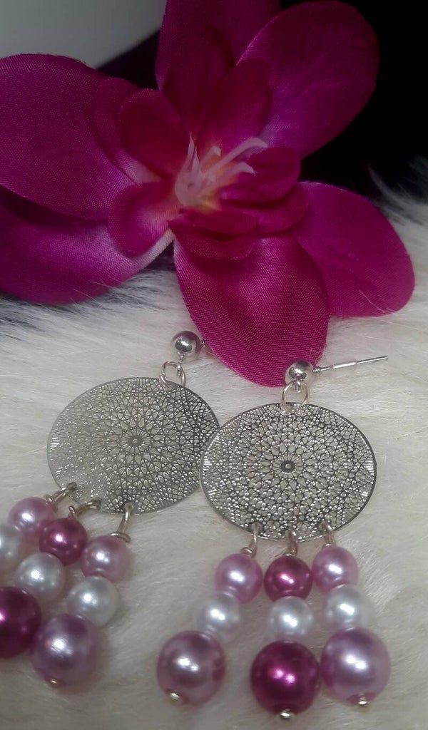 boucles d'oreilles cercle argenté + perles roses et blanches