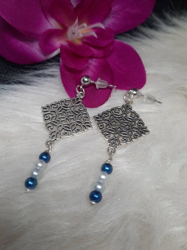 boucles d'oreilles argentées /bleues et blanches à perles