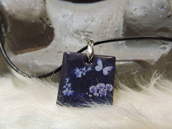 collier bleu avec fleurs et papillon