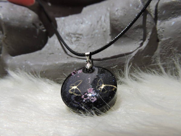 collier noir avec papillon doré + fleurs