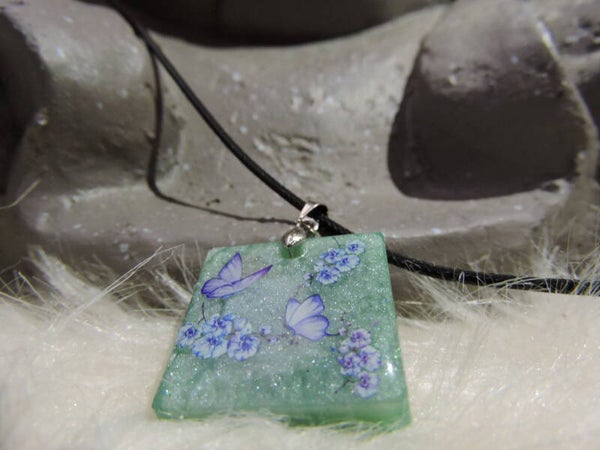 collier vert avec fleurs / papillons