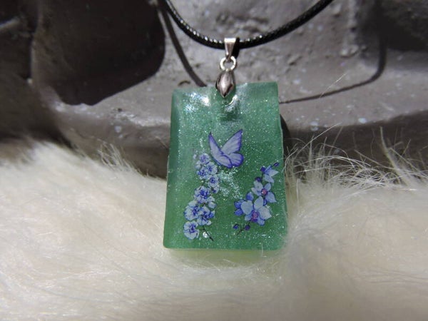 collier vert avec motifs mauves