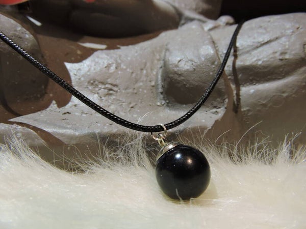 collier boule noire