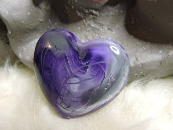 magnet coeur déoratif violet , blanc et gris