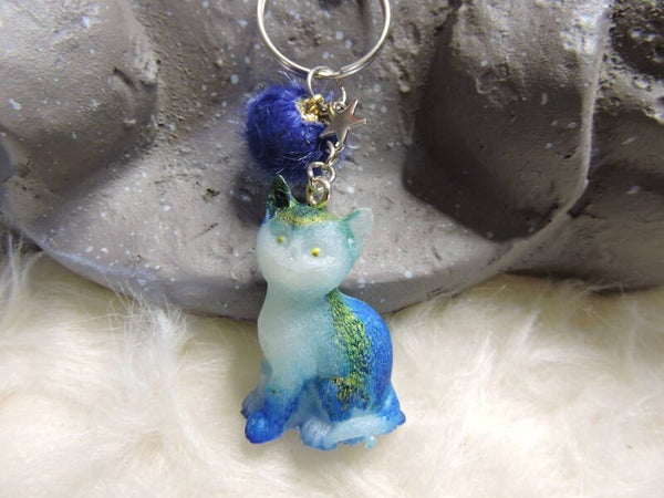 porte clés chat bleu, blanc et doré