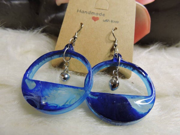 boucles d'oreilles bleues nuancées avec coeur suspendu