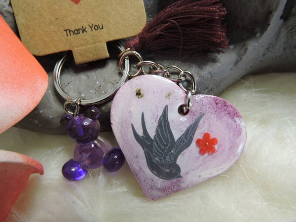 porte clés fushia et balnc avec hirondelle