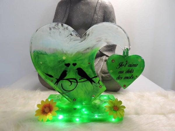 Double coeur sur socle lumineux vert