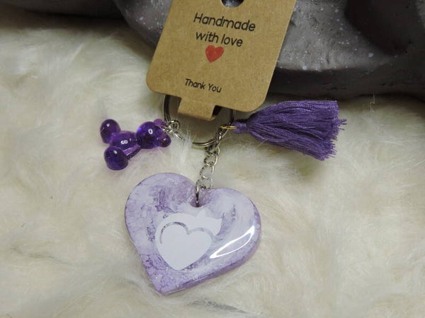 porte clés coeur mauve et blanc avec silhouette chat blanche