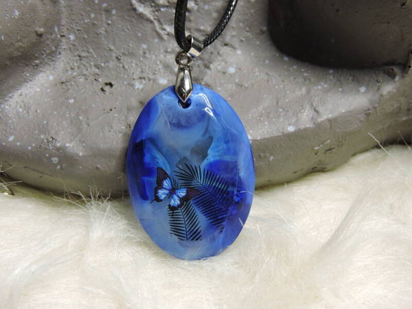collier bleu avec motifs