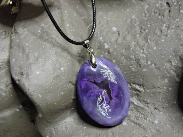 collier  pendentif violet avec motif papillons