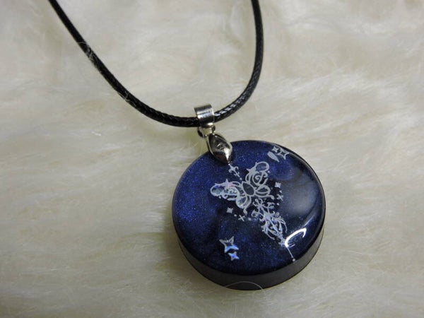collier pendenif rond bleu motif papillon
