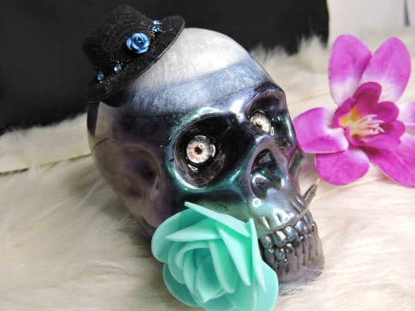 skull/ crane/tête de mort grand modèle avec chapeau et rose