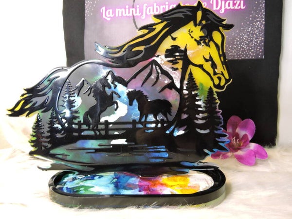 silhouette cheval avec décor interieur noir et multicolore