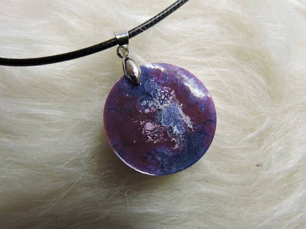 pendentif rond bleu/fushia  sur cordon noir