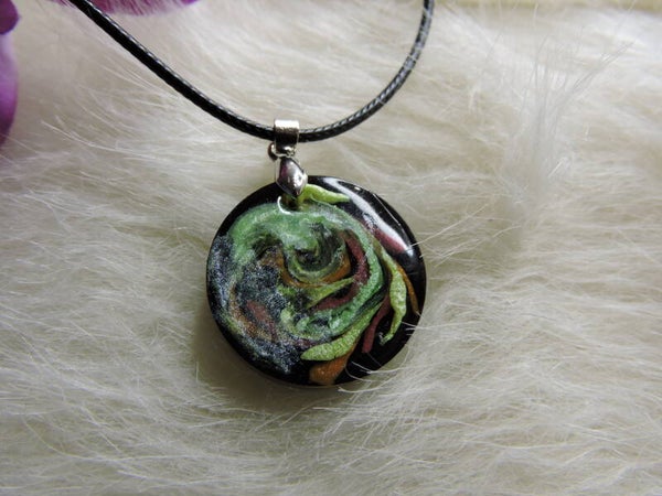 pendentif rond multicolore sur fond noir