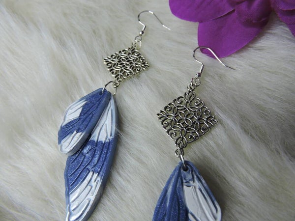 boucles d'oreilles bleues /blanches avec breloque argentée