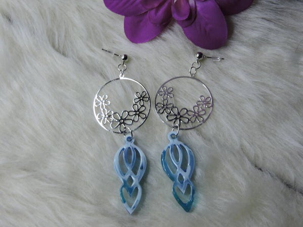 boucles d'oreilles bleues et blanches avec breloque fleurie argentée