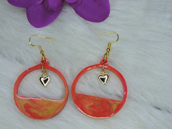 boucles d'oreilles rouge et jaune avec coeur suspendu