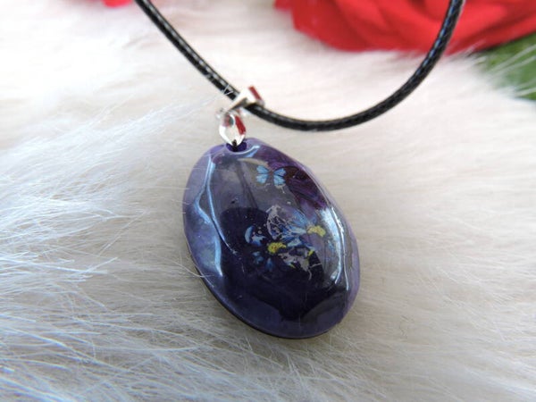 pendentif violet clair et foncé avec papillon et fleurs