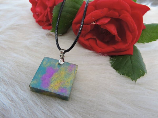 pendentif carré doré/fushia et turquoise métallisé