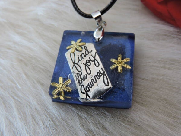 collier avec pendentif carré + inscription