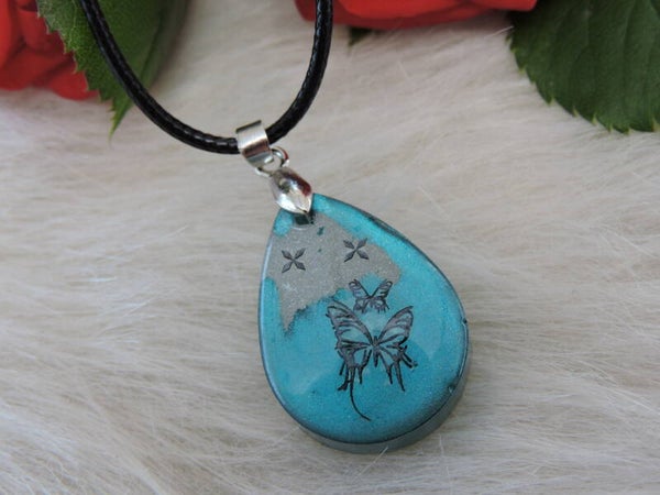 pendentif goutte turquoise métallisé  et blanc avec motif papillons noirs
