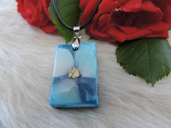 pendentif rectangle effet fleur bleu nuancé et doré