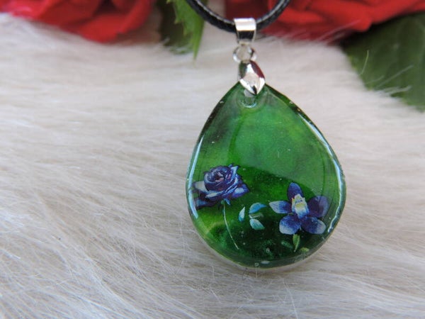 pendentif en forme de goutte avec motif fleurs sur fond vert