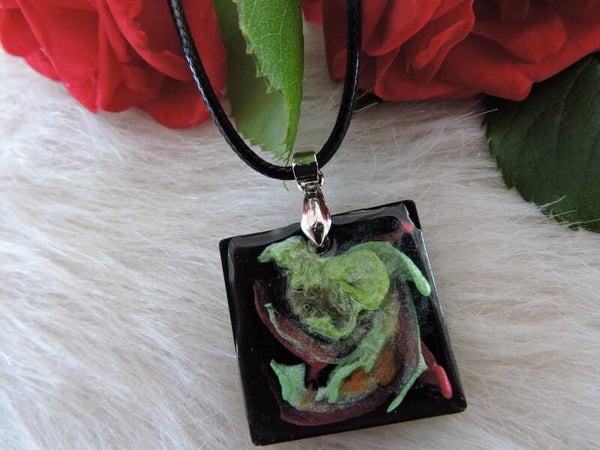 pendentif caarré avec effets fluos (vert,jaune,rouge, orange)