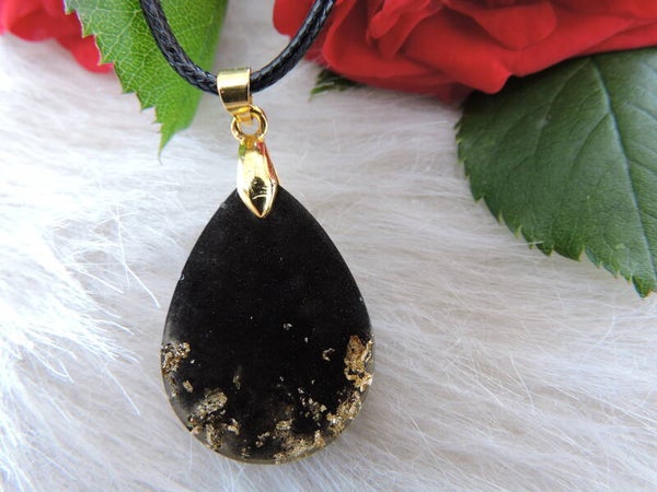 pendentif en forme de goutte noire et doré