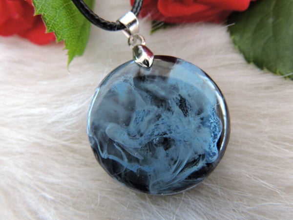 pendentif rond noir et bleu clair