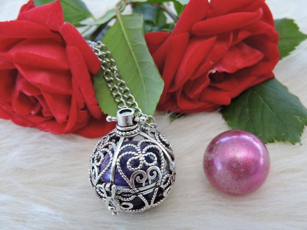 pendentif cage avec 2 boules en résine