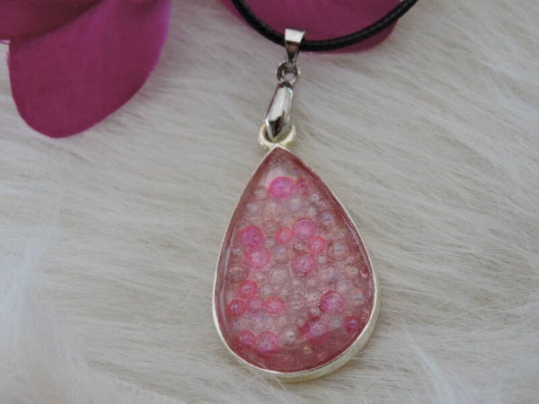 pendentif en goutte avec perles d'eau rose claires et foncées